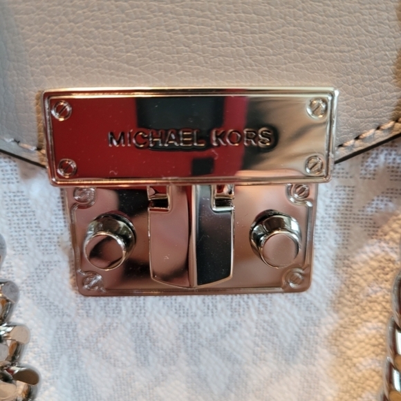 Michael Kors Rose Phone Bag - Picture 9 of 10